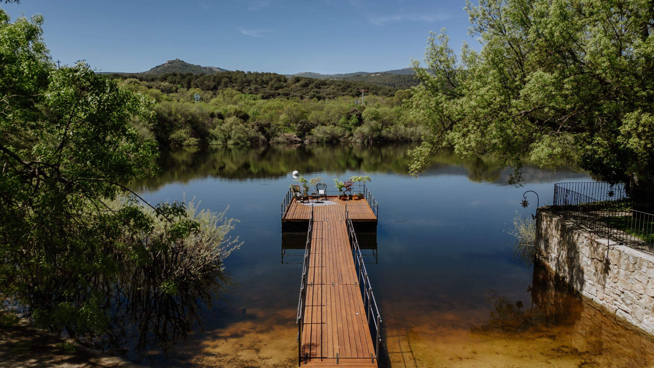 El embarcadero y el lago de Prados Moros
